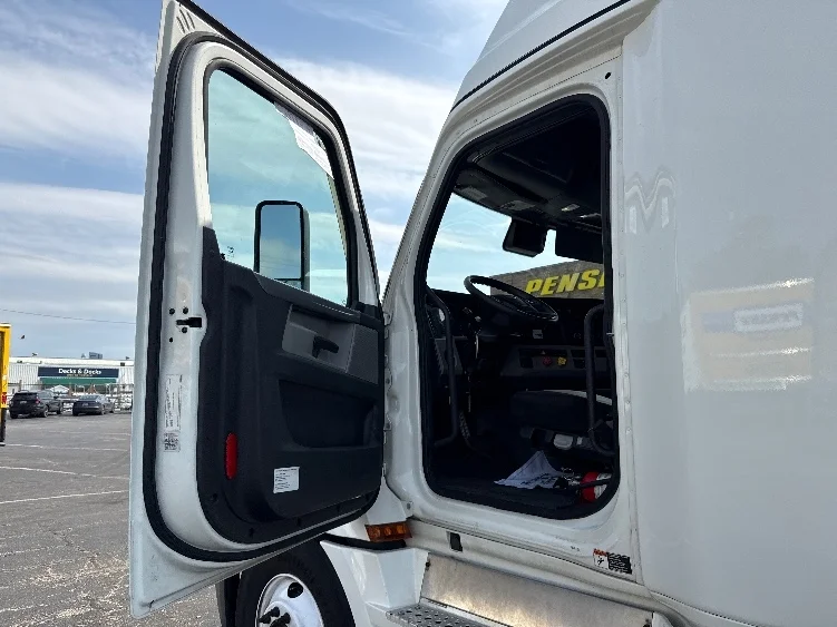 2021 Freightliner Cascadia - image 9
