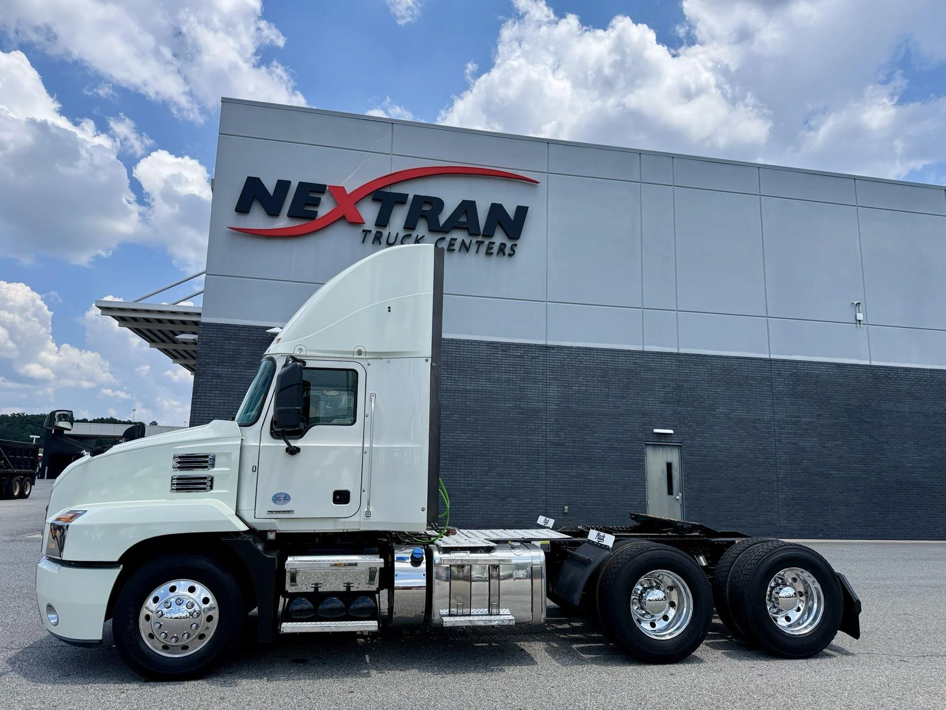 2022 Mack Anthem in Miami, FL — photo 2
