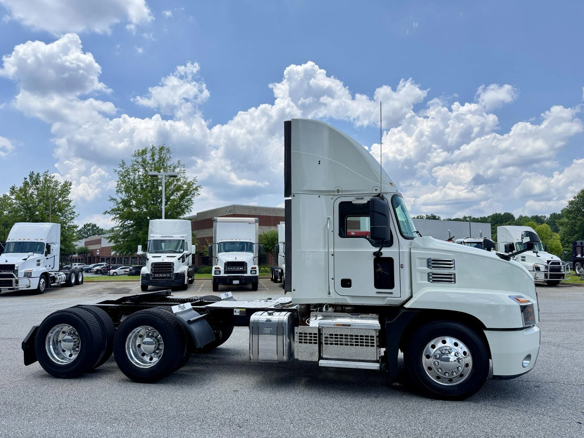 2022 Mack Anthem in Miami, FL — photo 6