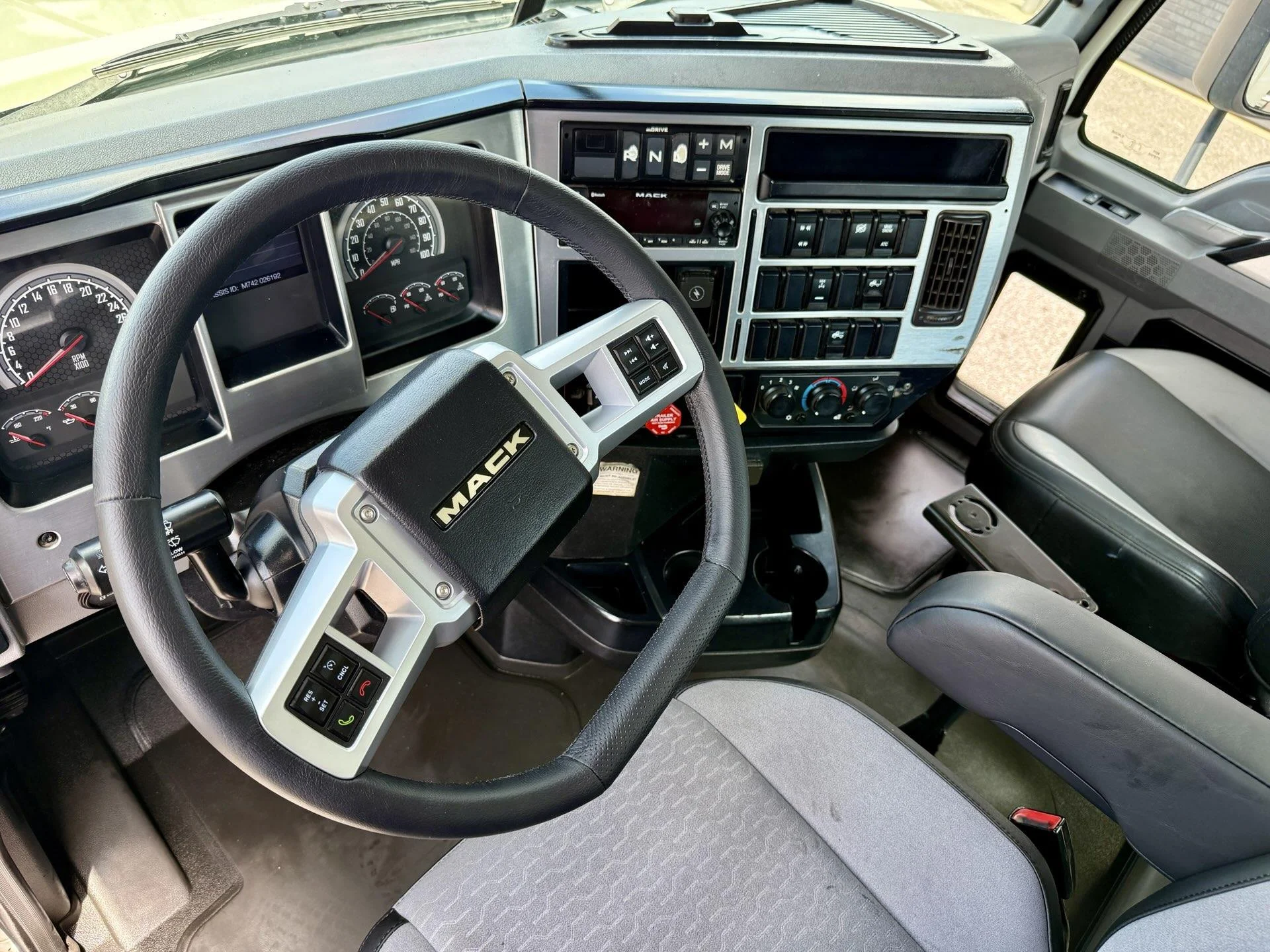 2022 Mack Anthem in Miami, FL — photo 13