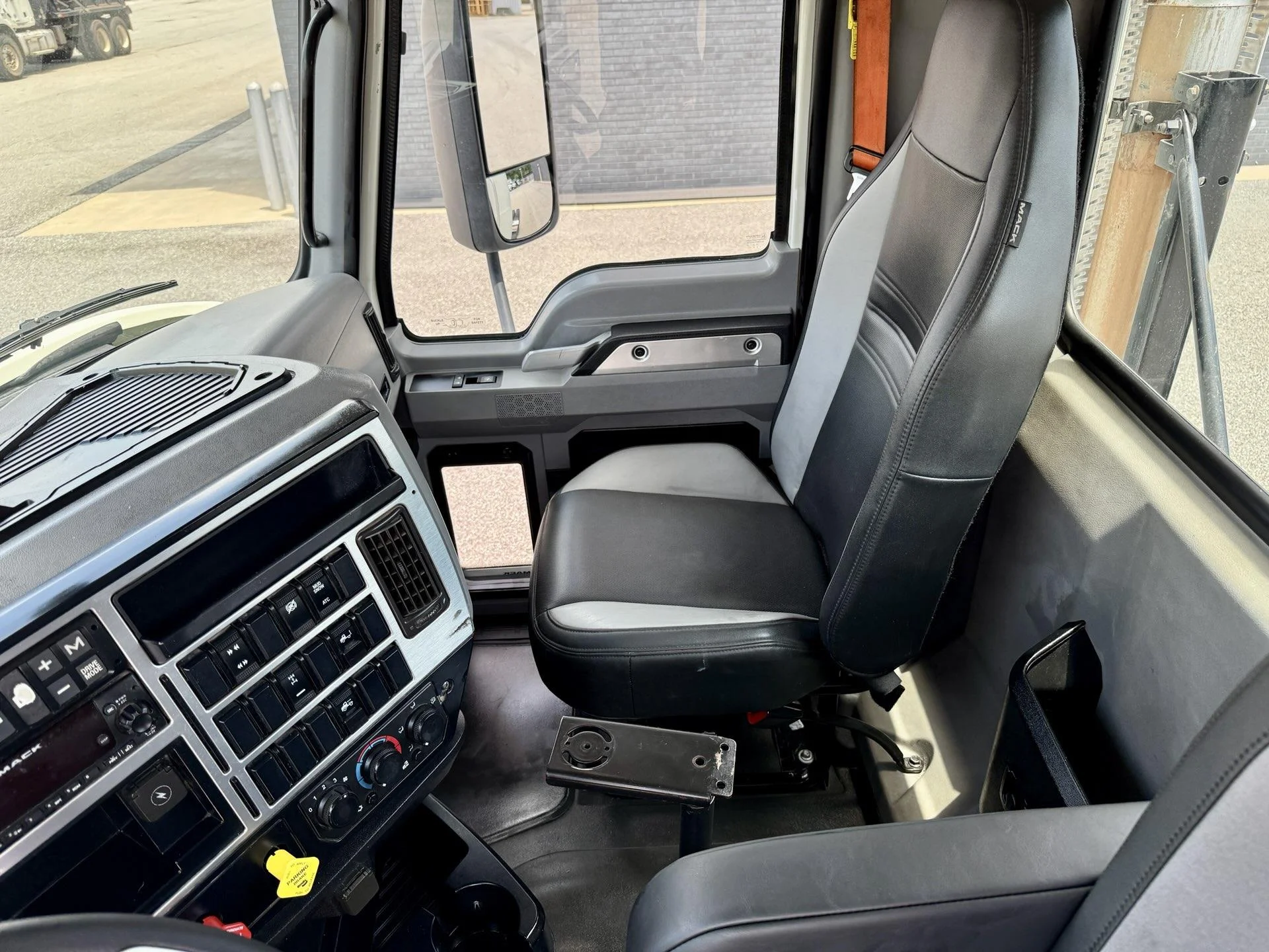 2022 Mack Anthem in Miami, FL — photo 14