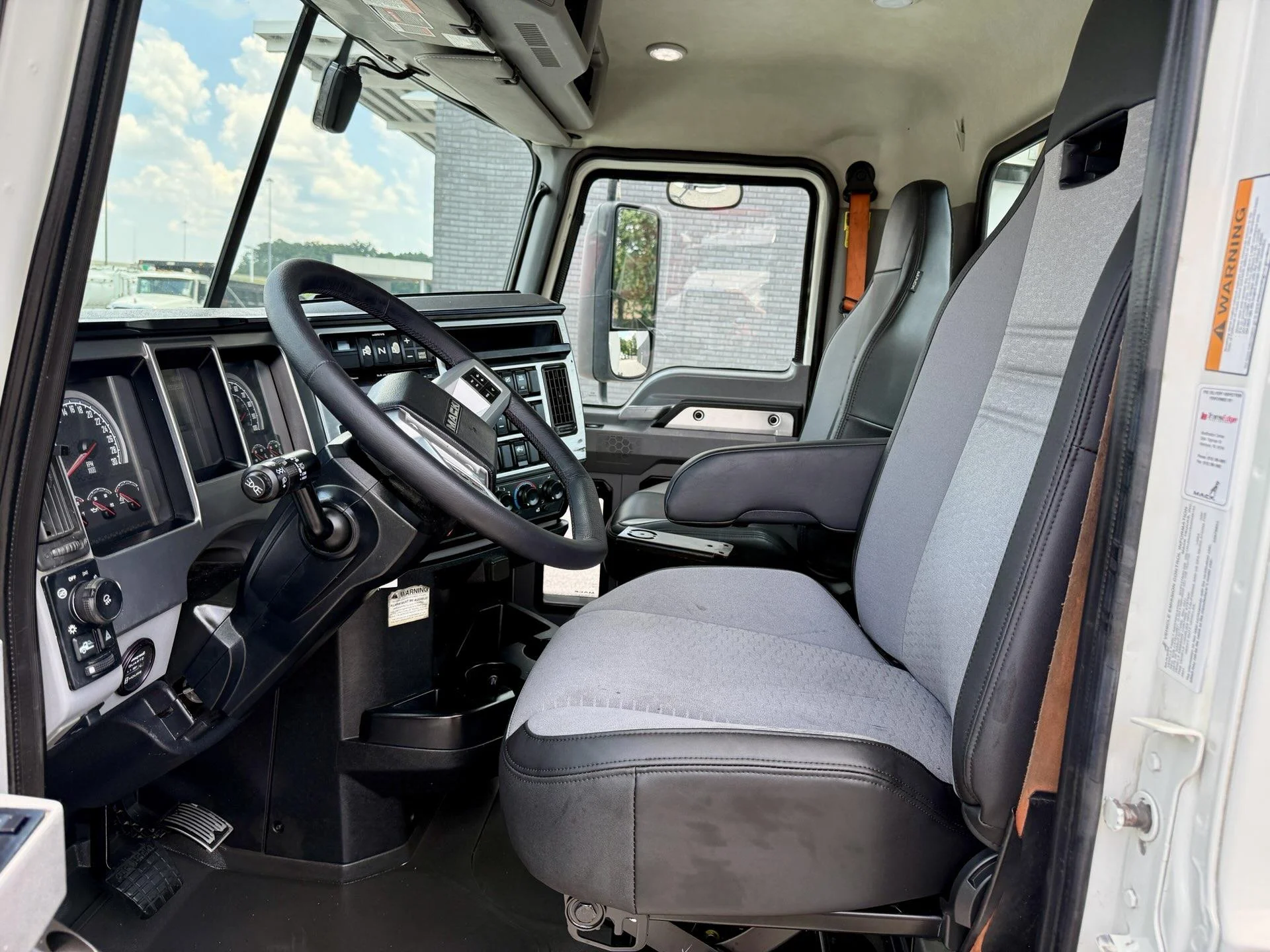 2022 Mack Anthem in Miami, FL — photo 11