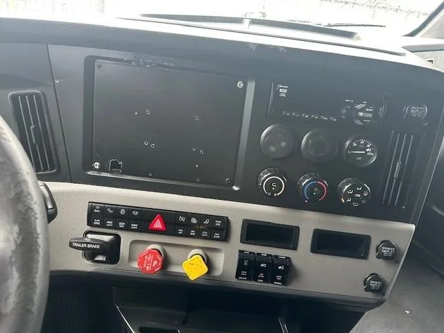 2021 Freightliner Cascadia - image 9