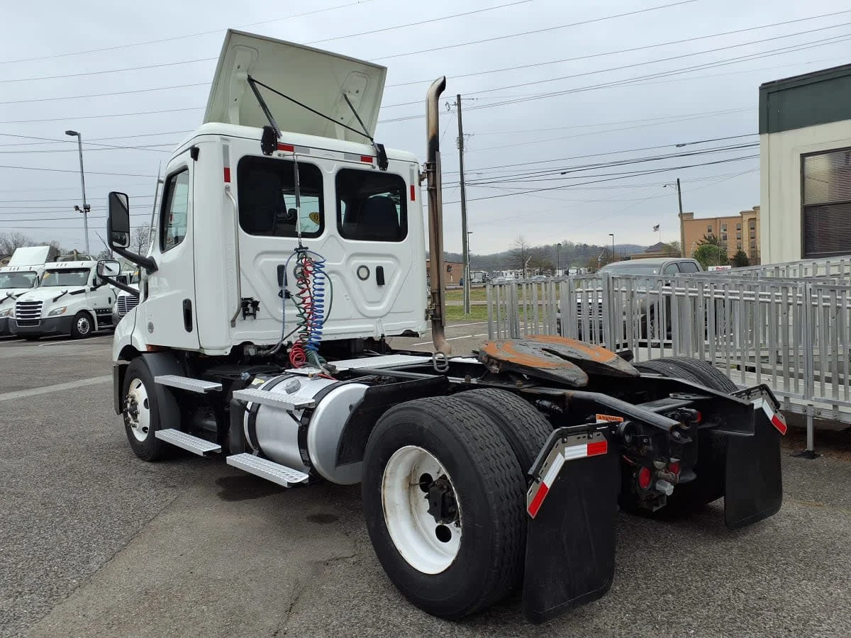 2020 Freightliner Cascadia in Knoxville, TN — photo 6