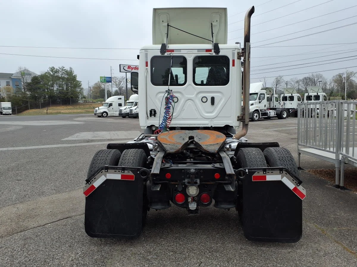 2020 Freightliner Cascadia in Knoxville, TN — photo 5