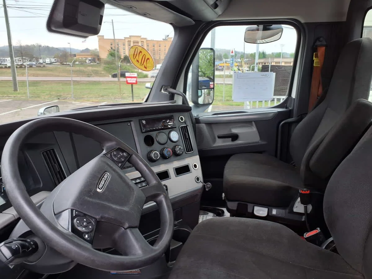 2020 Freightliner Cascadia in Knoxville, TN — photo 7