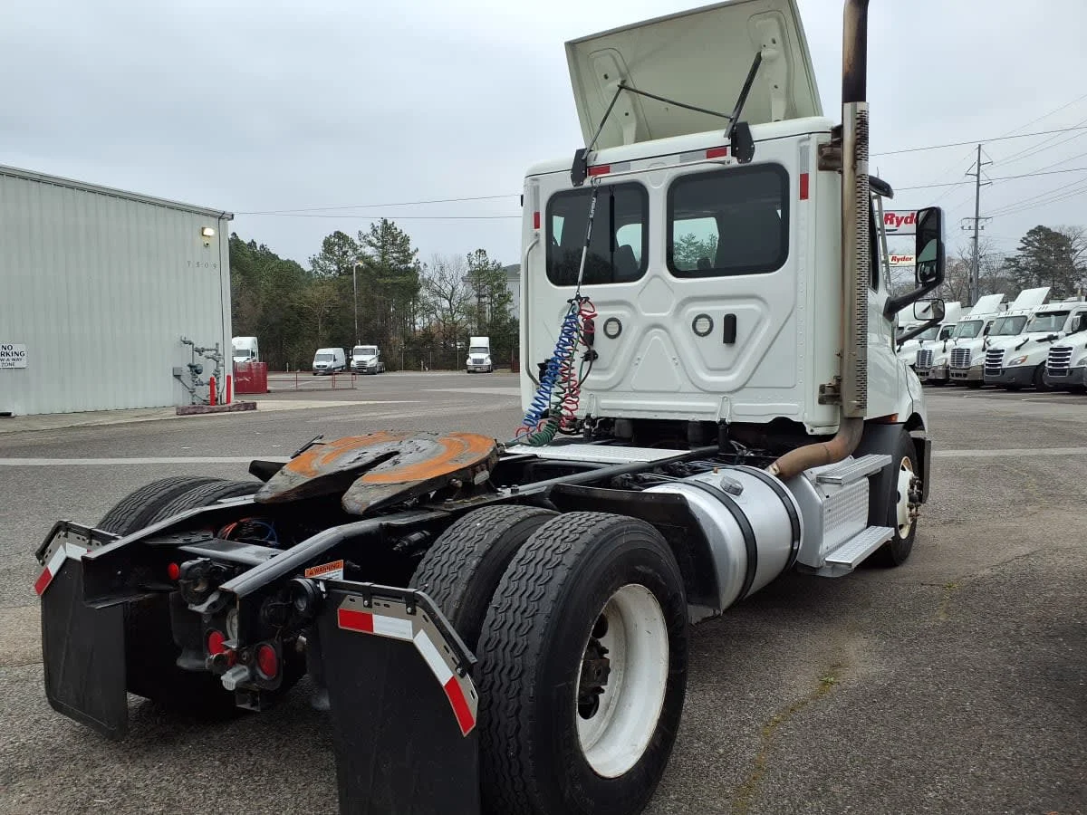 2020 Freightliner Cascadia in Knoxville, TN — photo 4