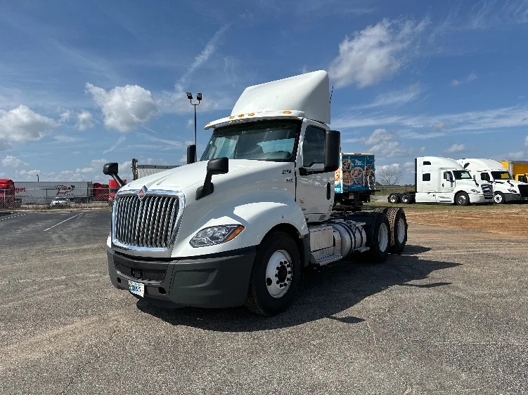 2019 International LT - image 3