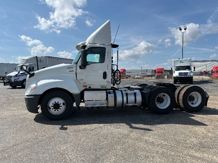 2019 International LT - image 4