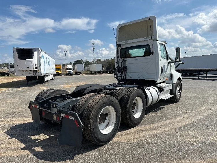 2019 International LT - image 7