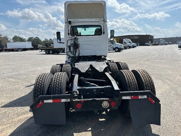 2019 International LT - image 6