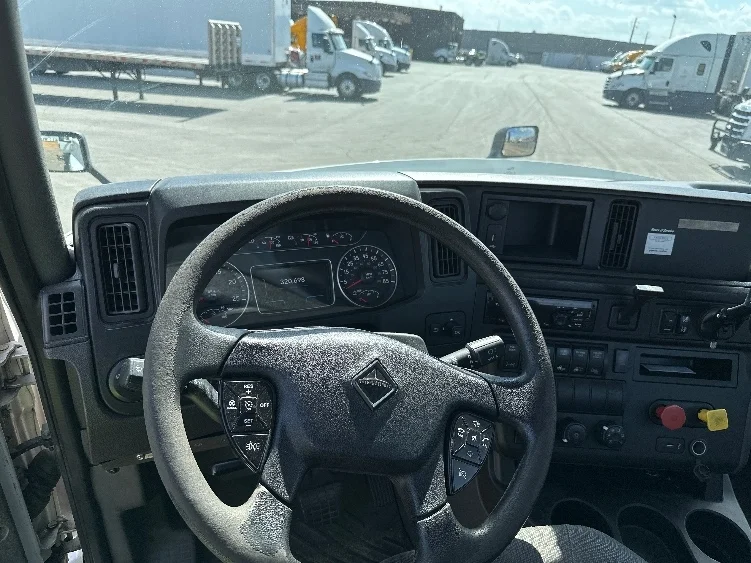 2019 International LT - image 10