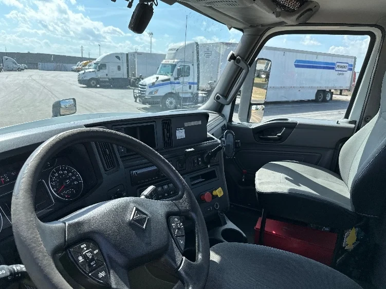 2019 International LT - image 9