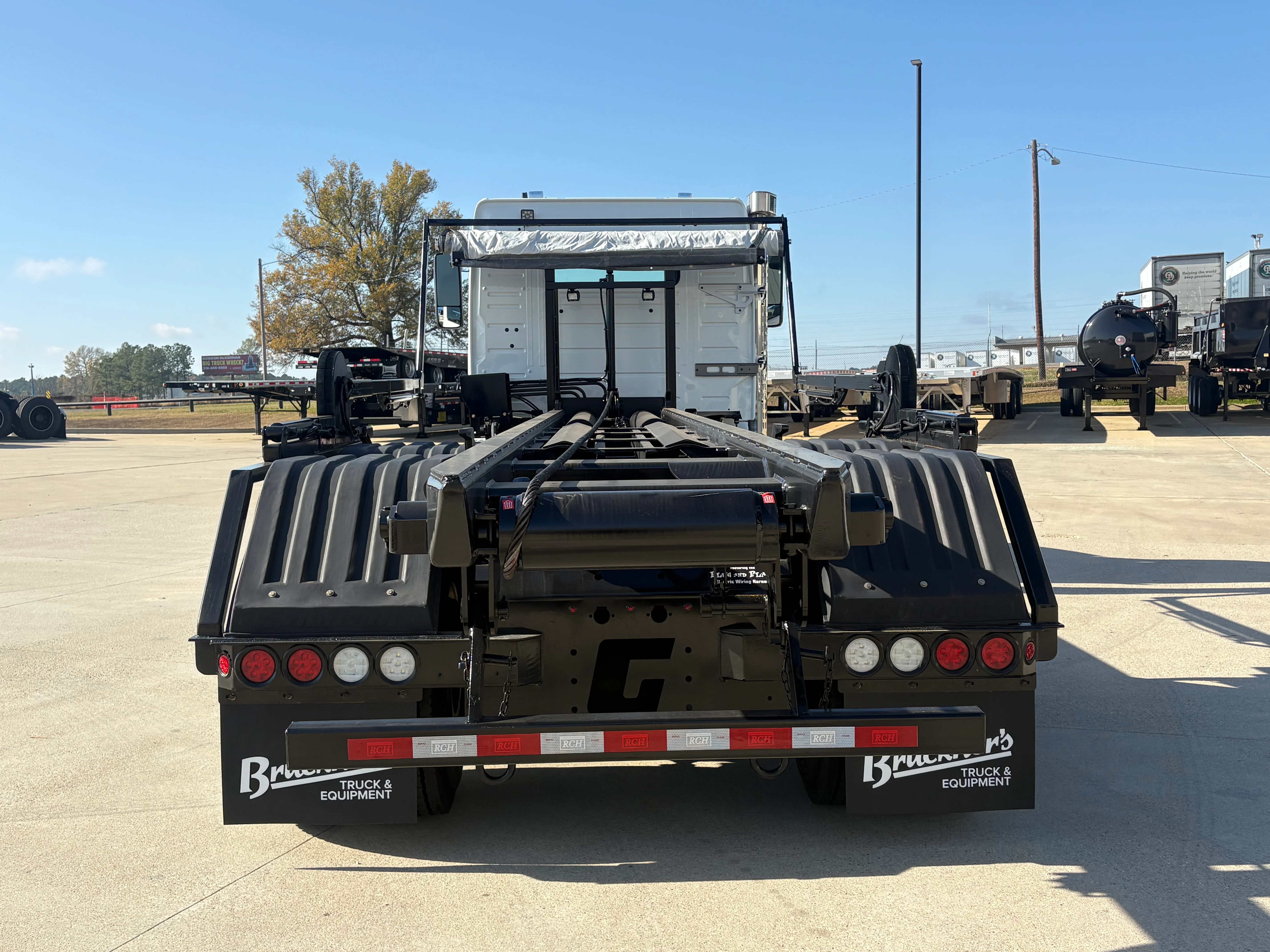 2026 Volvo VHD 300 in Hobbs, NM — photo 5