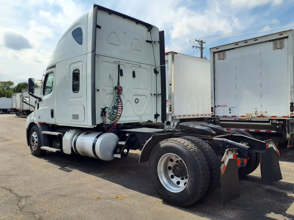 2021 Freightliner Cascadia in Bolingbrook, IL — photo 6