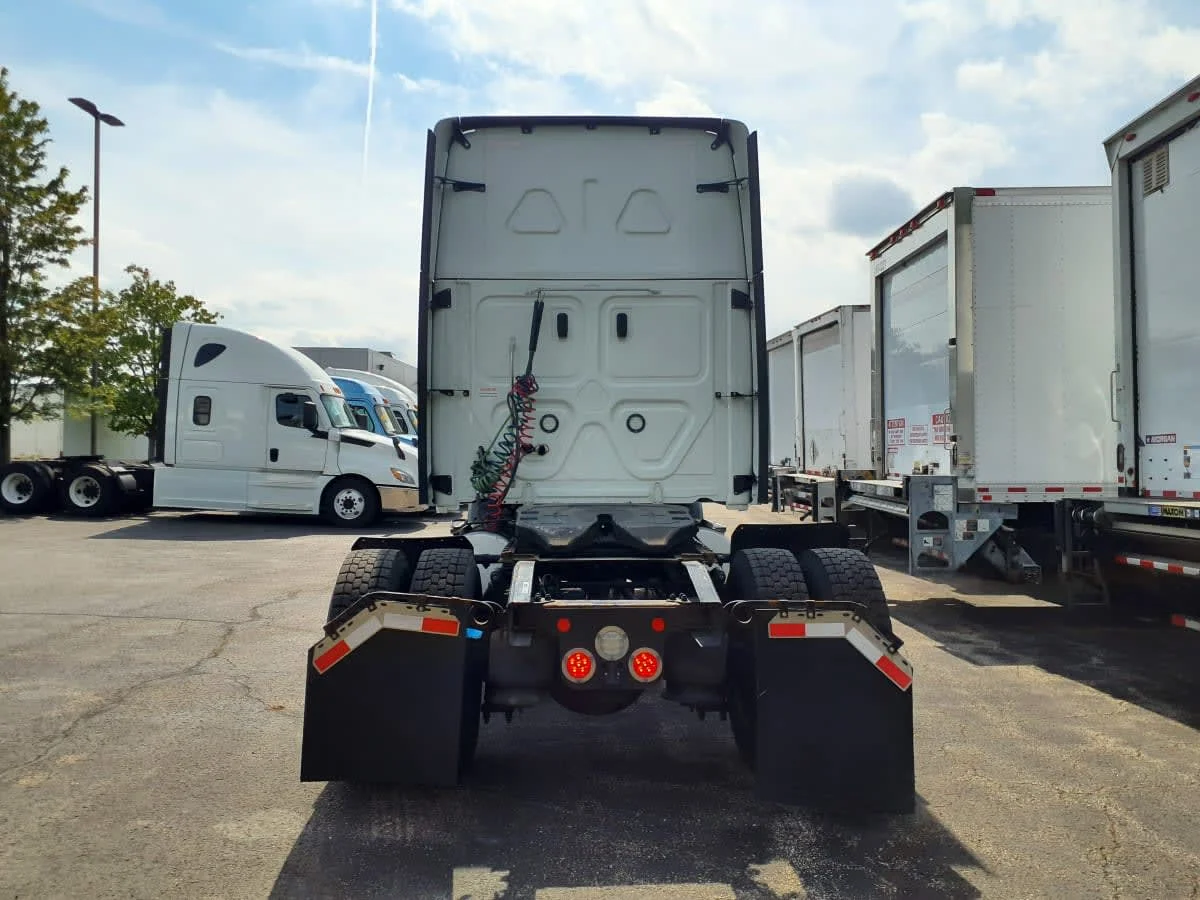 2021 Freightliner Cascadia in Bolingbrook, IL — photo 5