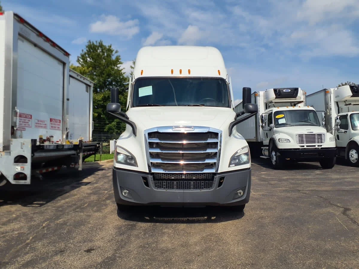 2021 Freightliner Cascadia in Bolingbrook, IL — photo 2