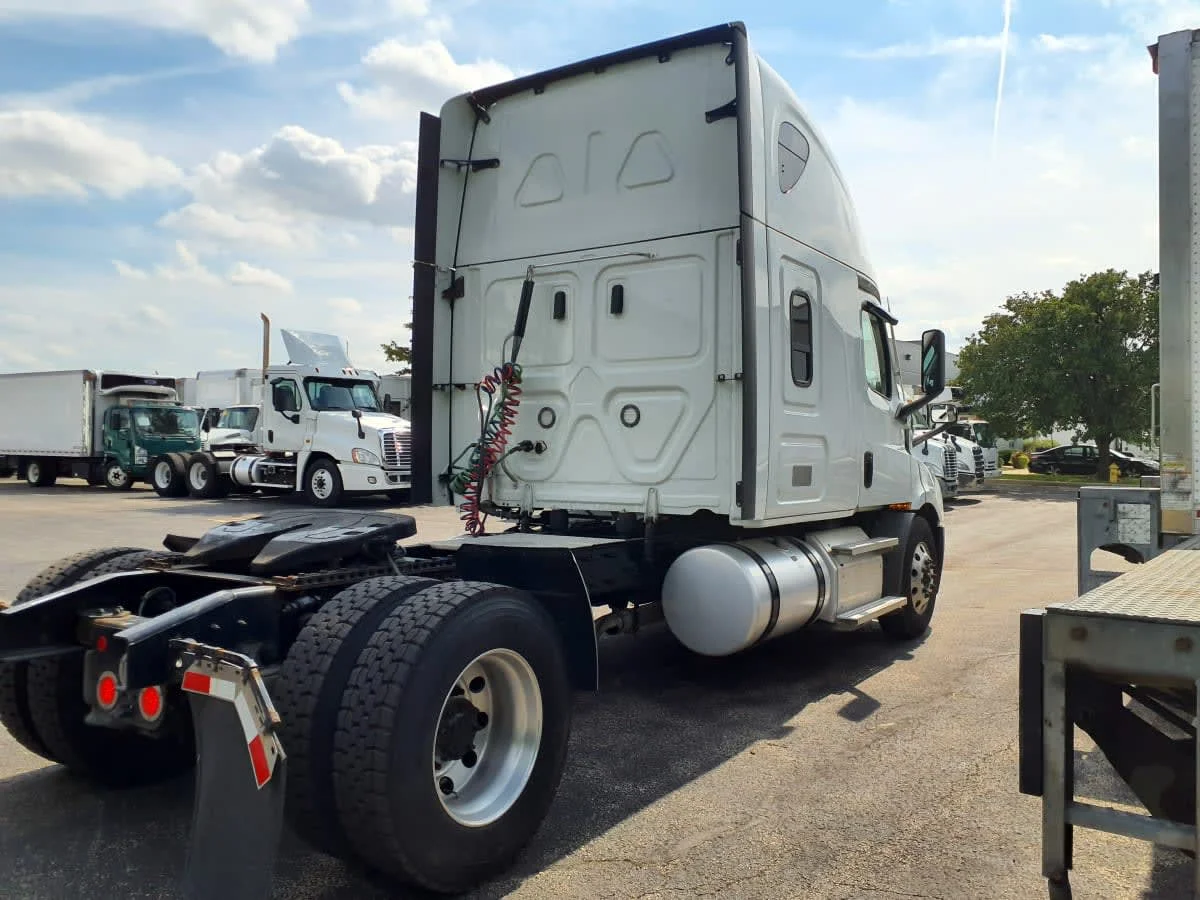 2021 Freightliner Cascadia in Bolingbrook, IL — photo 4