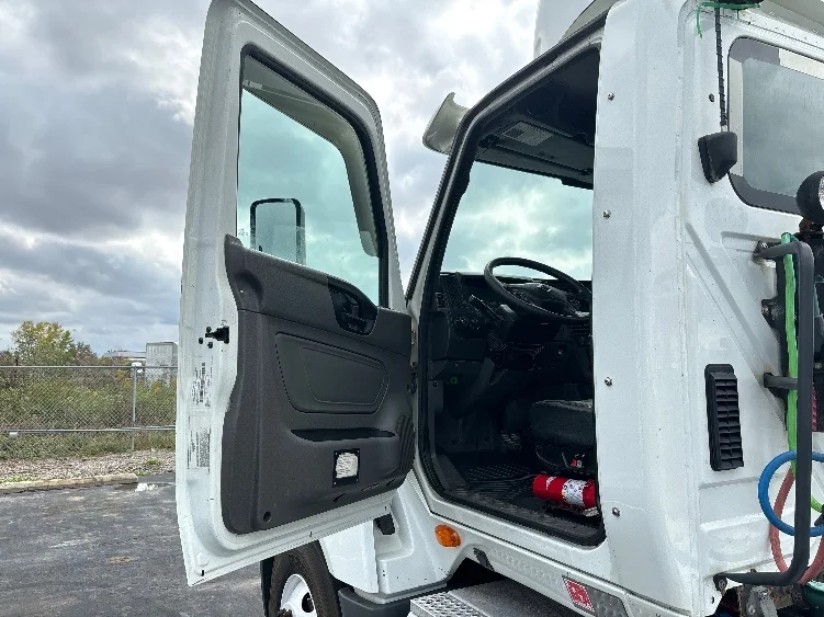 2018 International LT - image 9