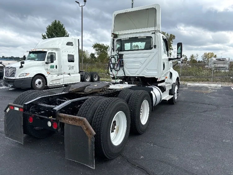 2018 International LT - image 7