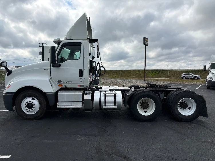 2018 International LT - image 4