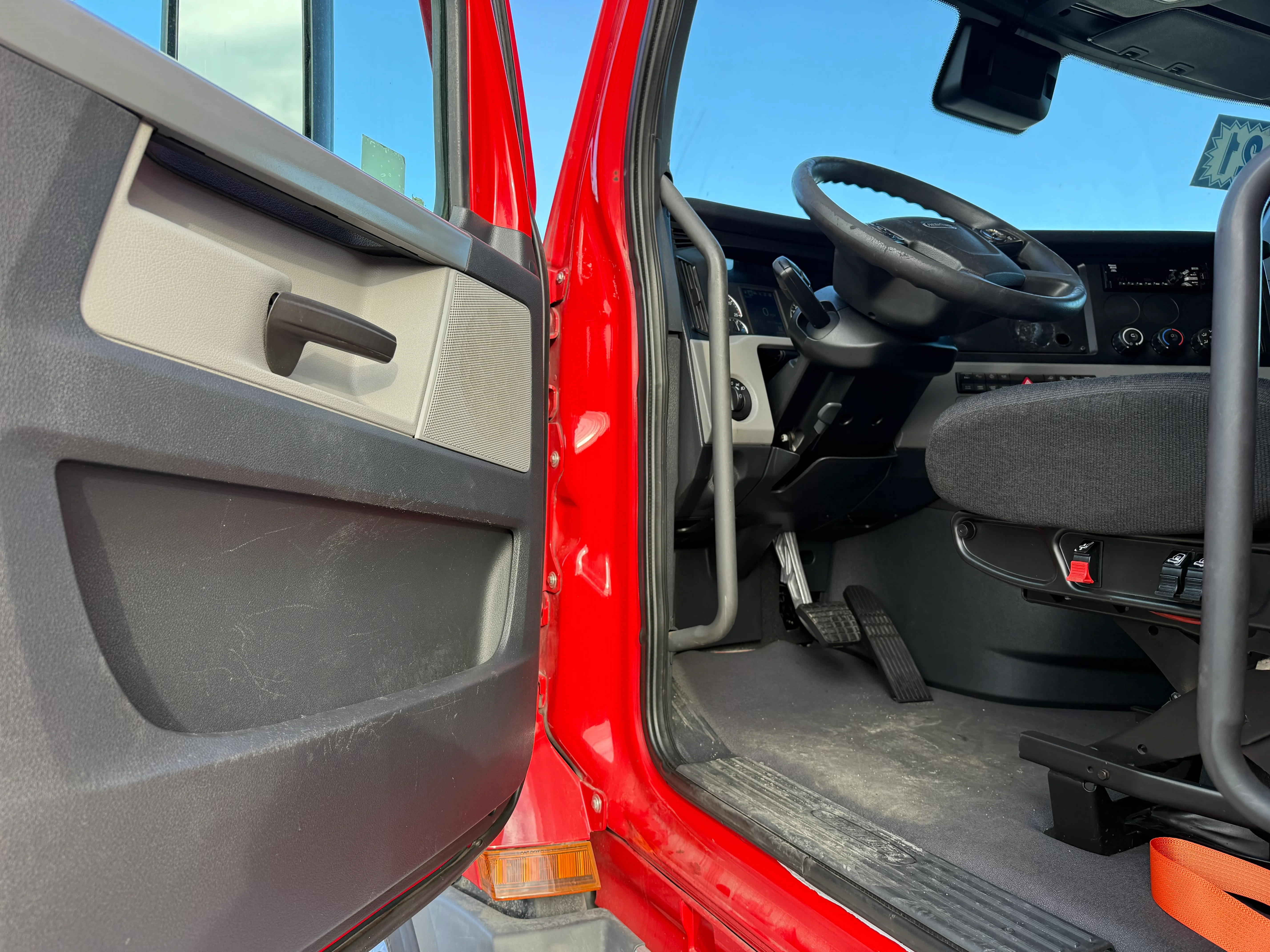 2021 Freightliner Cascadia in San Diego, CA — photo 17