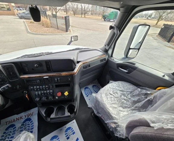 2021 International LT - image 1