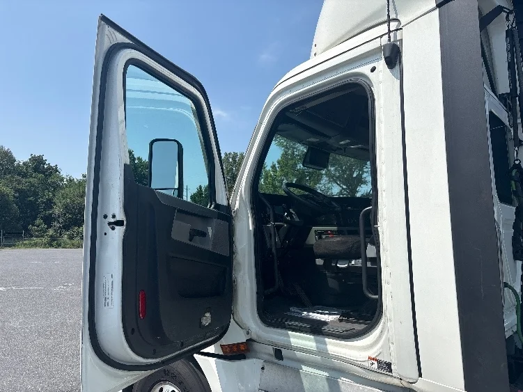 2022 Freightliner Cascadia in Harrisburg, PA — photo 9