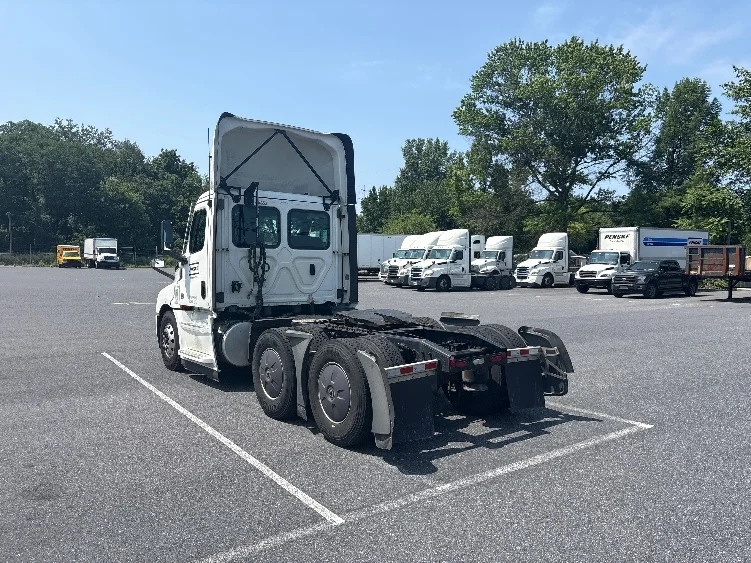 2022 Freightliner Cascadia in Harrisburg, PA — photo 5