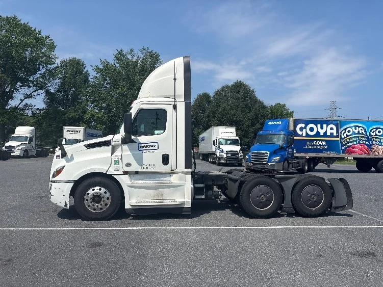 2022 Freightliner Cascadia in Harrisburg, PA — photo 4