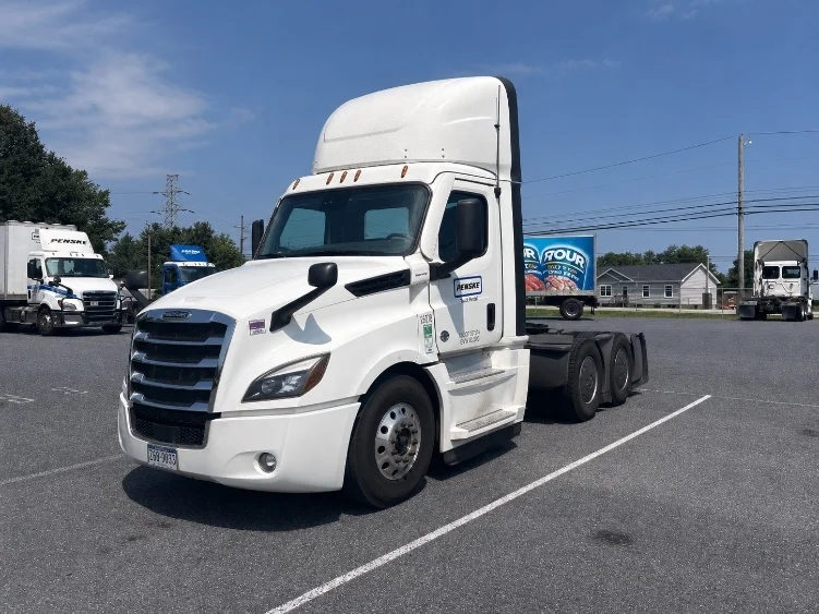 2022 Freightliner Cascadia in Harrisburg, PA — photo 3