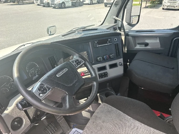 2022 Freightliner Cascadia in Harrisburg, PA — photo 10