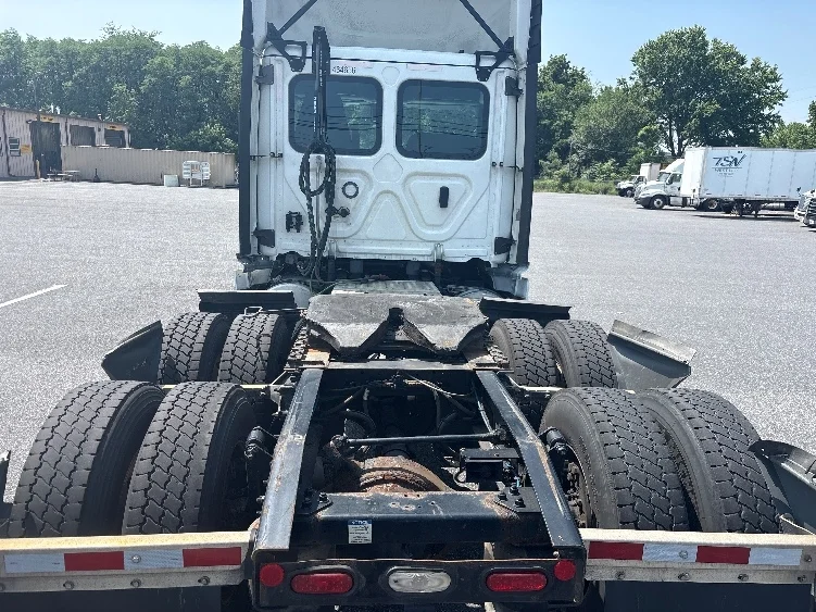 2022 Freightliner Cascadia in Harrisburg, PA — photo 6