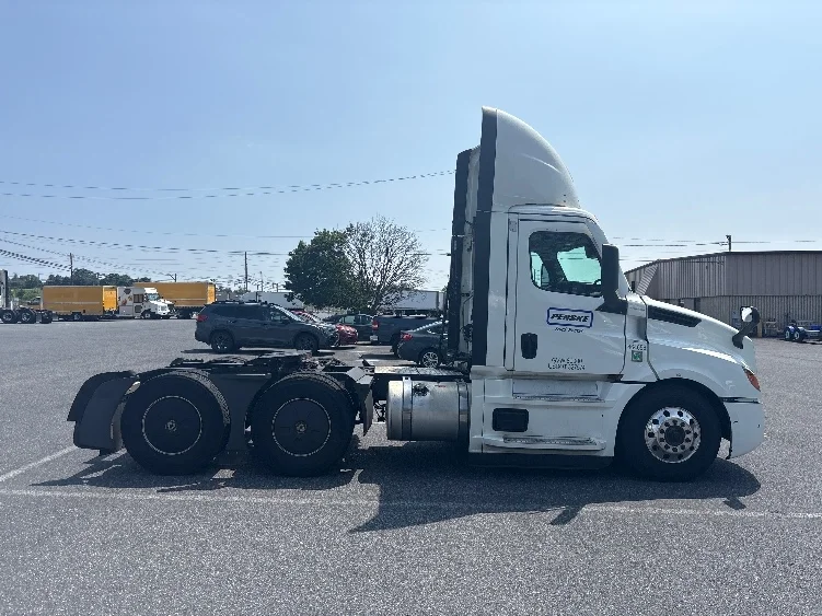 2022 Freightliner Cascadia in Harrisburg, PA — photo 8