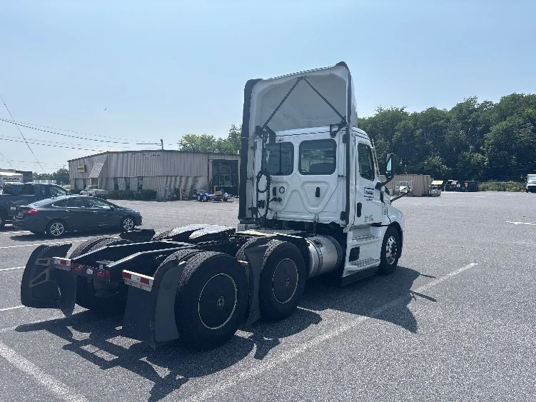 2022 Freightliner Cascadia in Harrisburg, PA — photo 7
