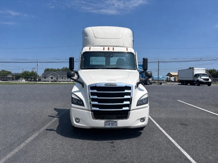 2022 Freightliner Cascadia in Harrisburg, PA — photo 2
