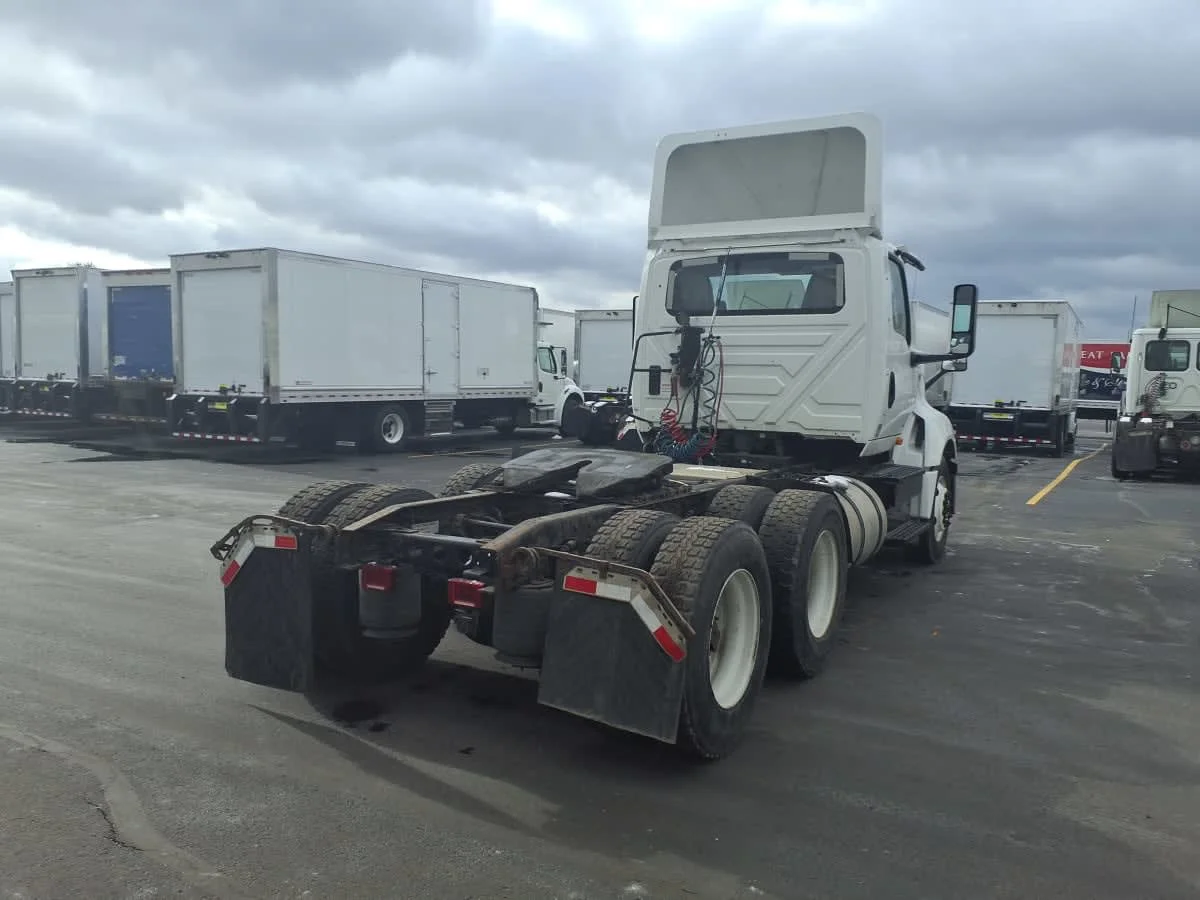 2019 International LT - image 4