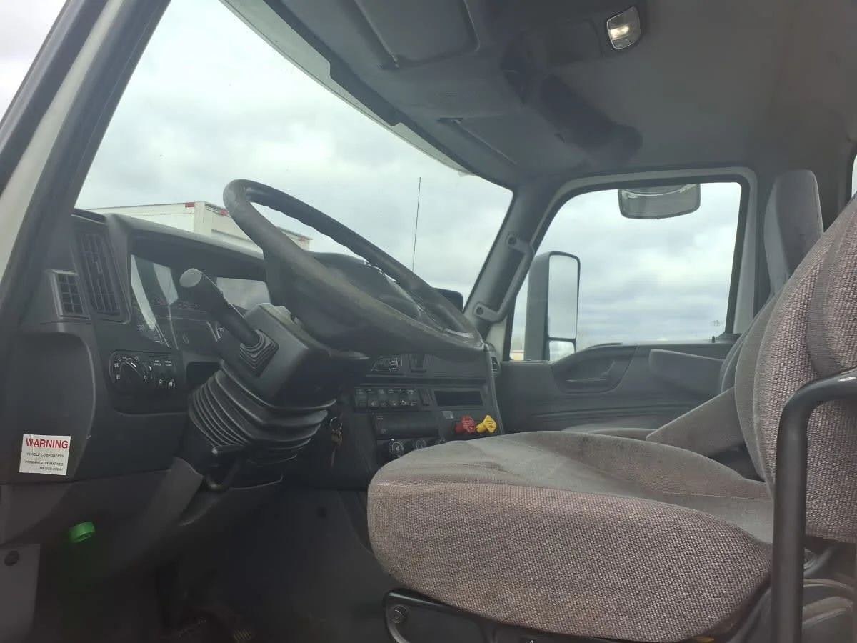 2019 International LT - image 7