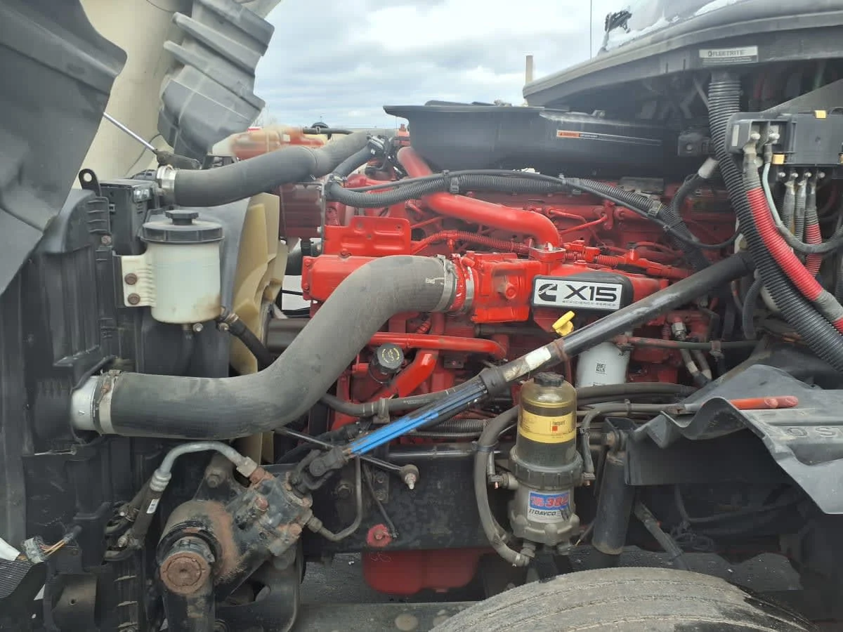 2019 International LT - image 8