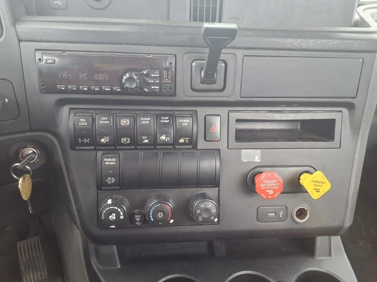 2019 International LT in Taylor, MI — photo 12