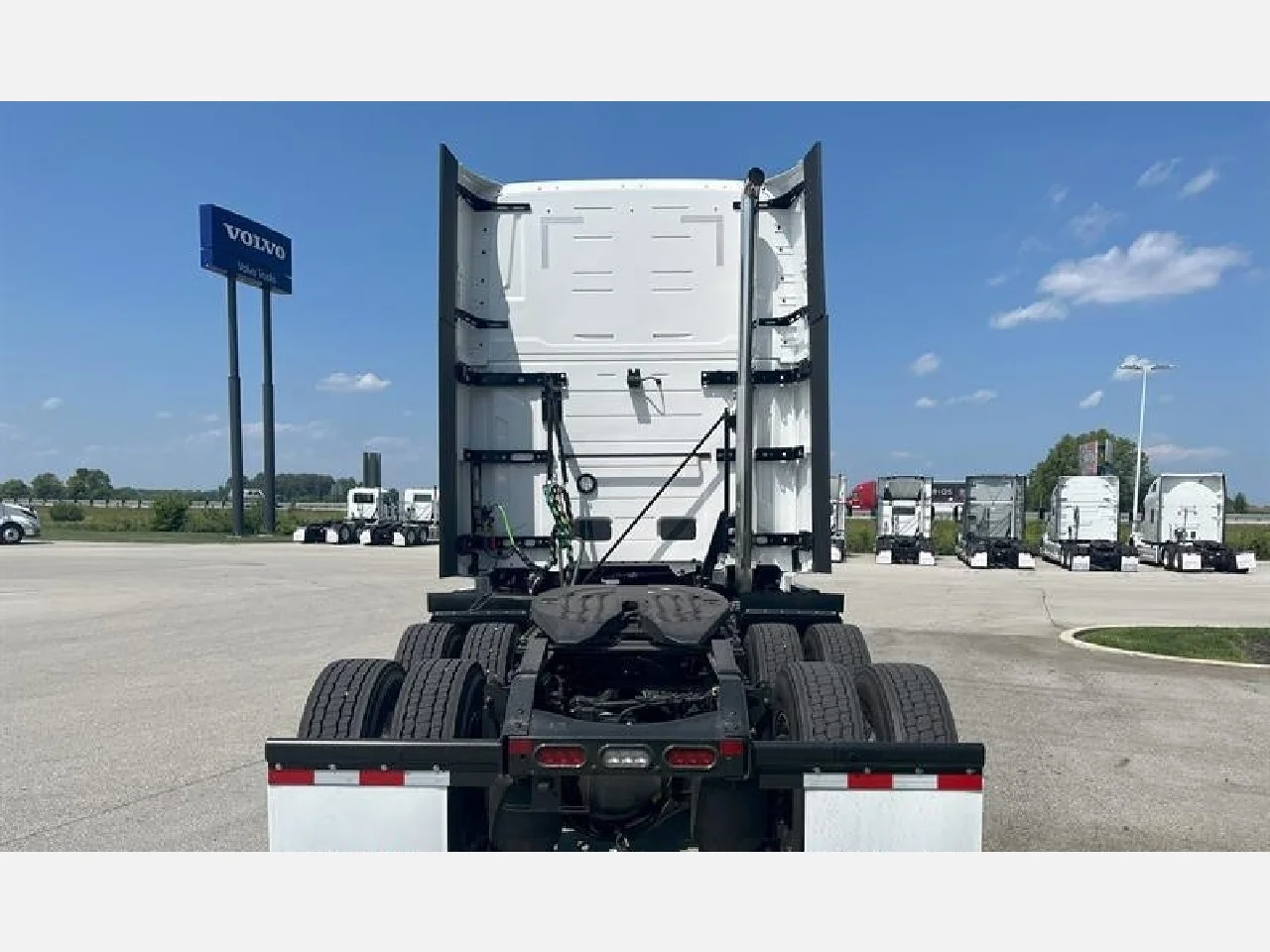 2026 Volvo VNL 860 in Pendleton, IN — photo 6