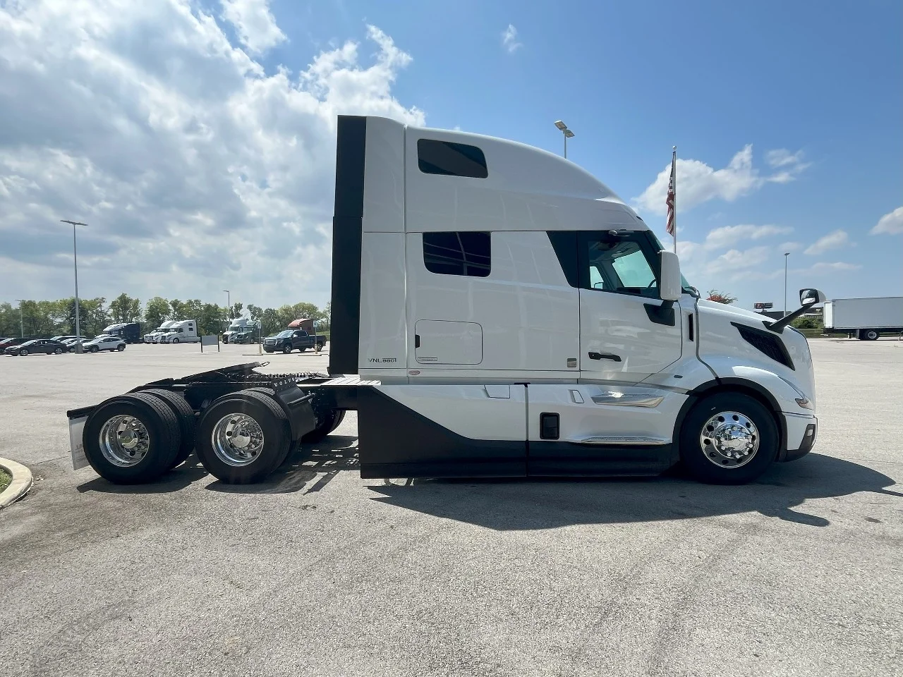 2026 Volvo VNL 860 in Pendleton, IN — photo 4