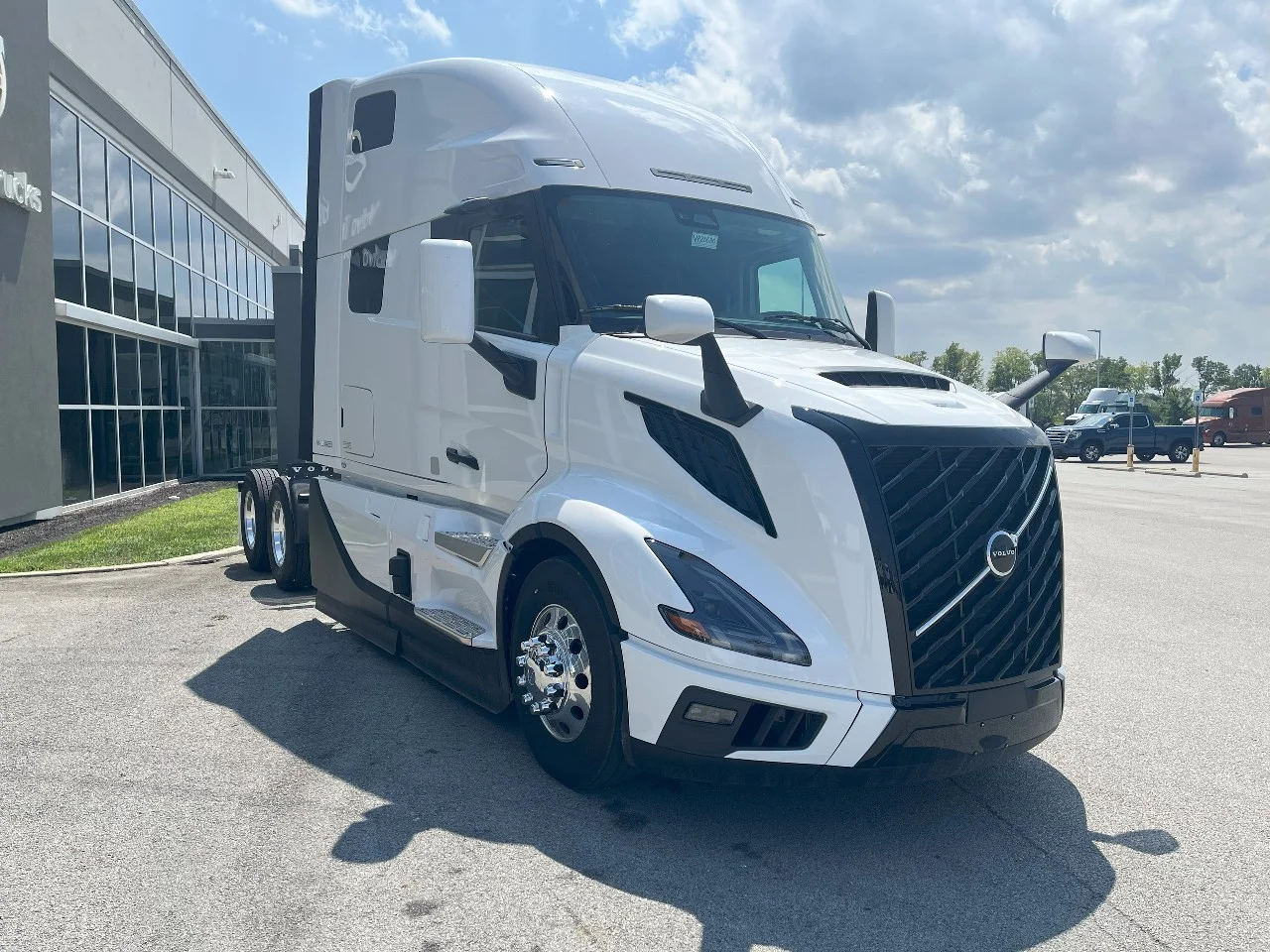 2026 Volvo VNL 860 in Pendleton, IN — photo 3