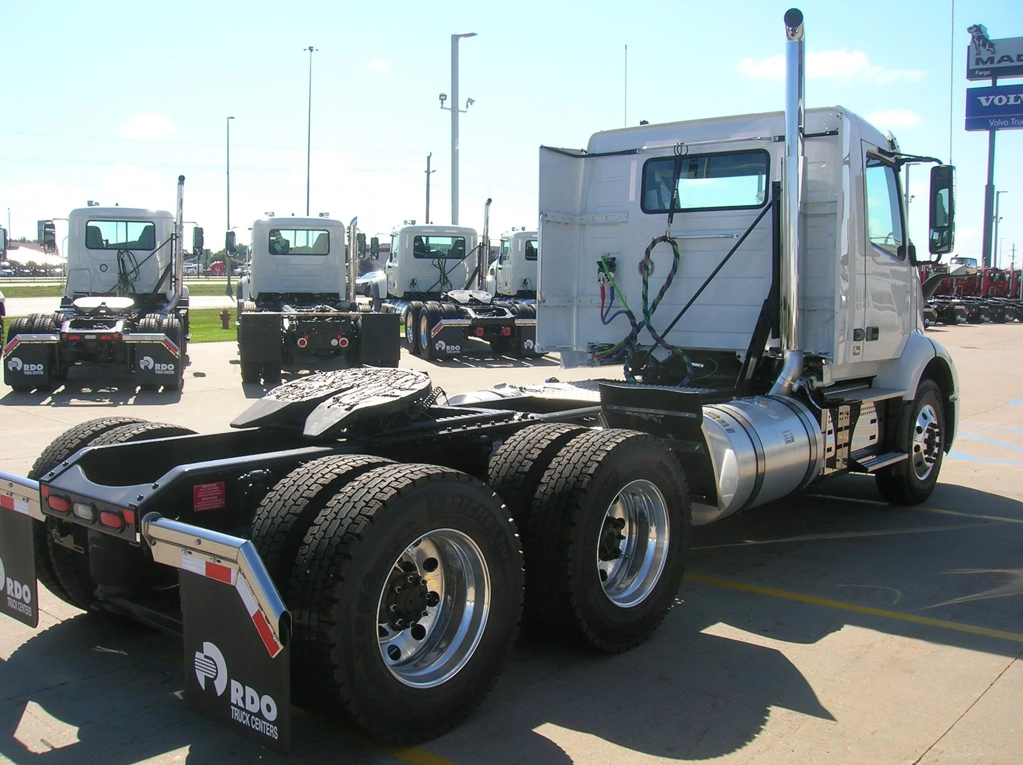 2026 Volvo VNR 640 - image 5