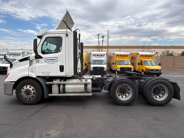 2020 Freightliner Cascadia in Phoenix, AZ — photo 4
