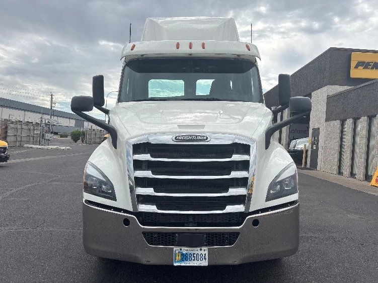 2020 Freightliner Cascadia in Phoenix, AZ — photo 2