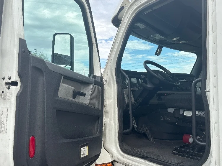 2020 Freightliner Cascadia in Phoenix, AZ — photo 9