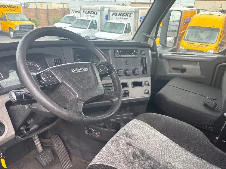 2020 Freightliner Cascadia in Phoenix, AZ — photo 10