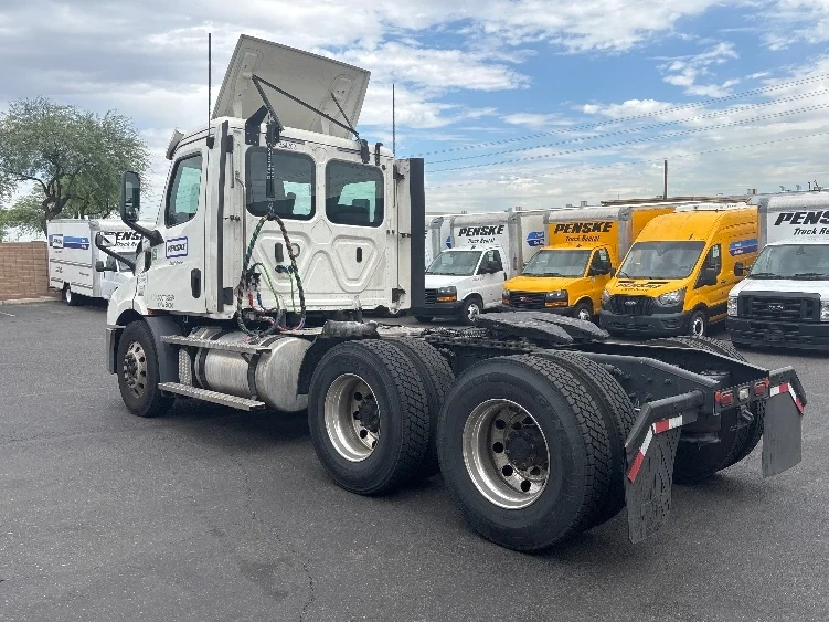 2020 Freightliner Cascadia in Phoenix, AZ — photo 5