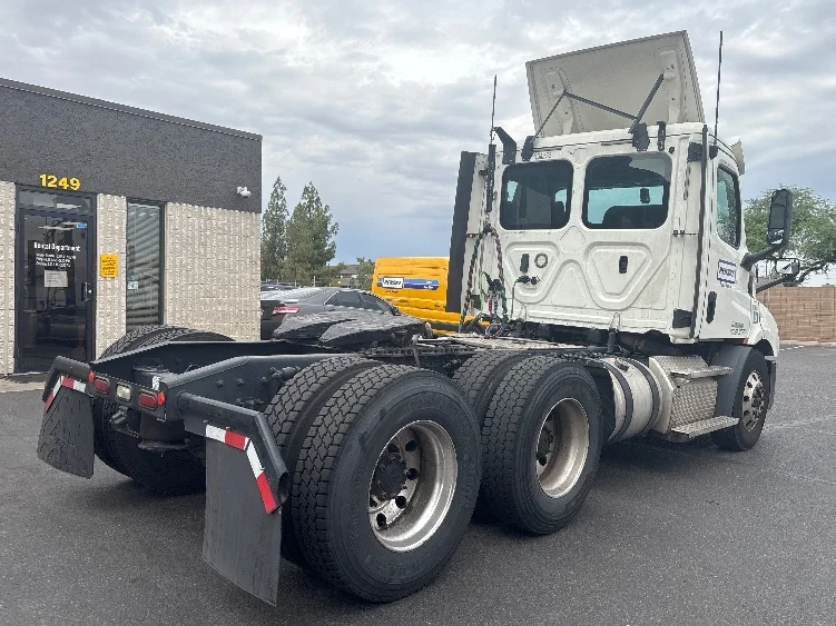 2020 Freightliner Cascadia in Phoenix, AZ — photo 7